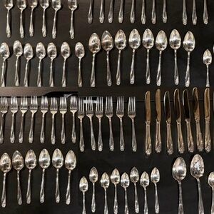 1847 Rogers Bro Daffodil Vintage 60 piece Silverware set